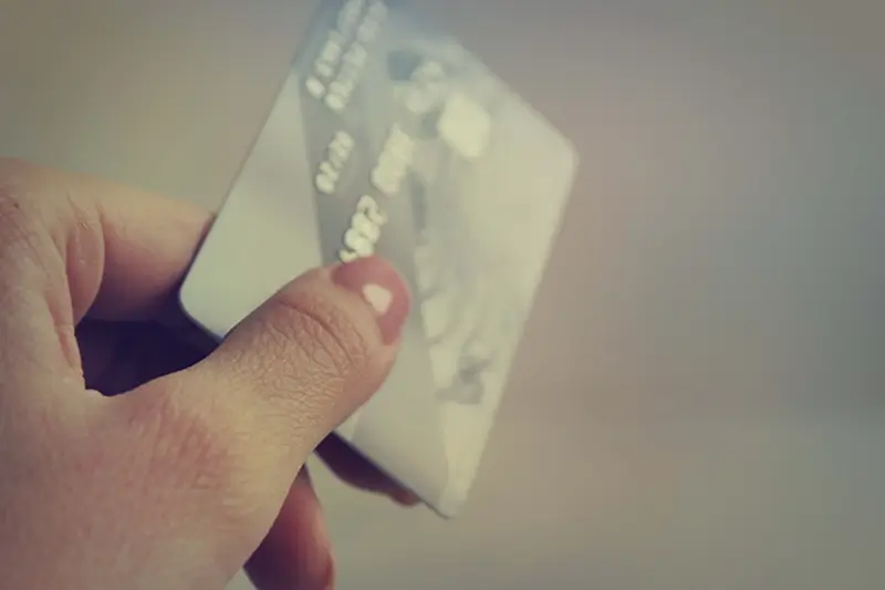 クレジットカードとデビットカード：日常の支払いに最適なのはどっち？